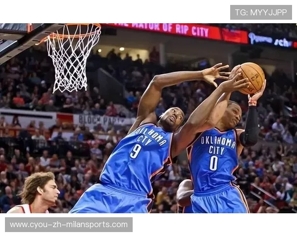 威斯布鲁克飞身抢下前场篮板点燃比赛